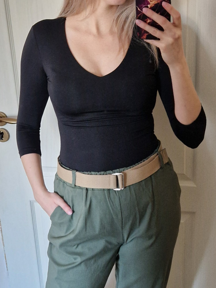 Love V nyakú basic fekete színű felső