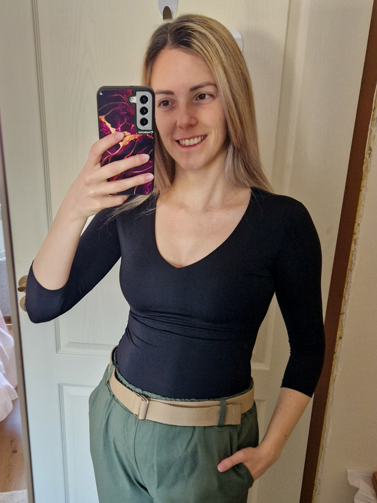 Love V nyakú basic fekete színű felső