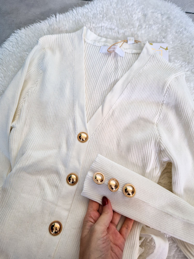 Nicole fehér kötött ruha díszgombokkal