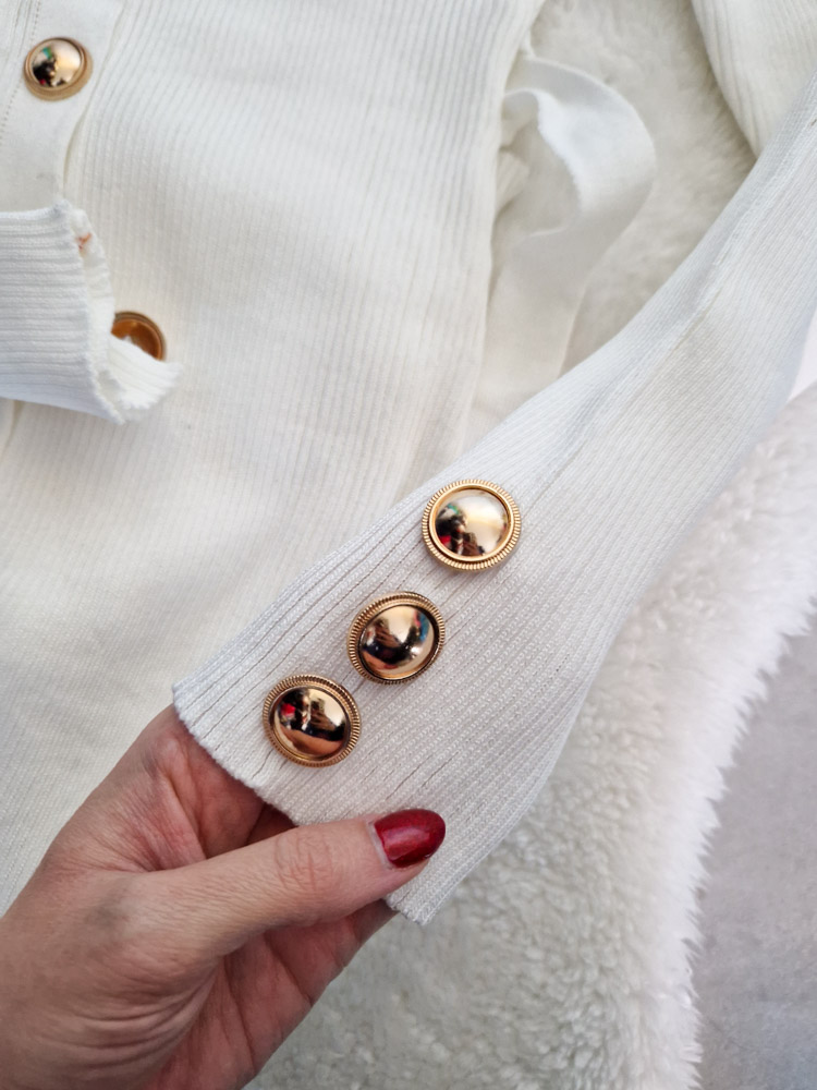 Nicole fehér kötött ruha díszgombokkal