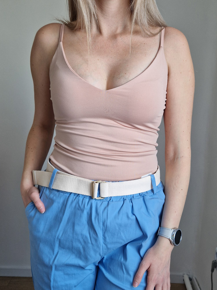 Flóra vékonypántos V nyakú nude top