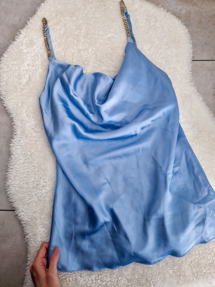 Heni világoskék szatén top köves pánttal – elegáns női felső