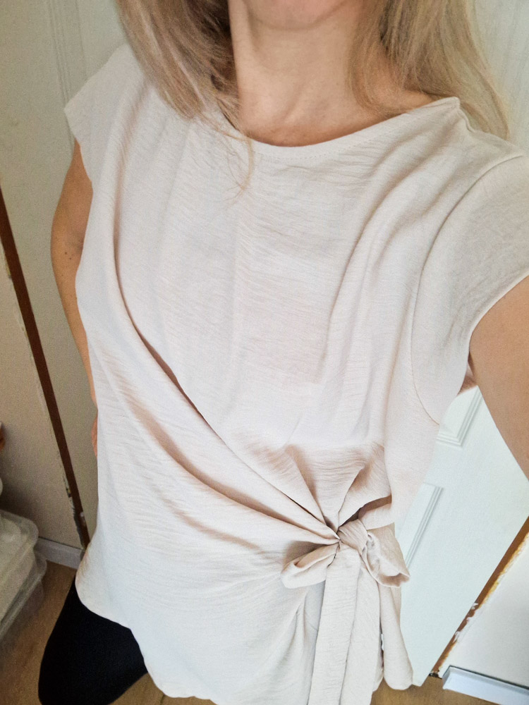 Léna deréknál megkötős bézs felső karcsúsító hatással – XXL méretig