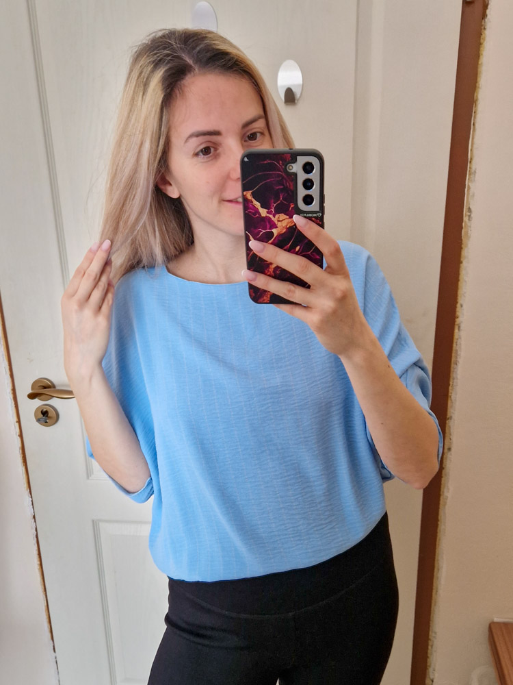 Nikolett kereknyakú világoskék csíkos felső könnyed, lenge anyagból – XXL méretig