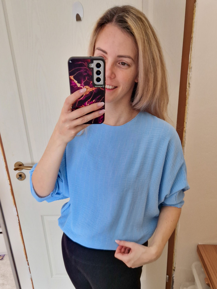 nikolett-kereknyaku-vilagoskek-csikos-felso-konnyed-lenge-anyagbol-11