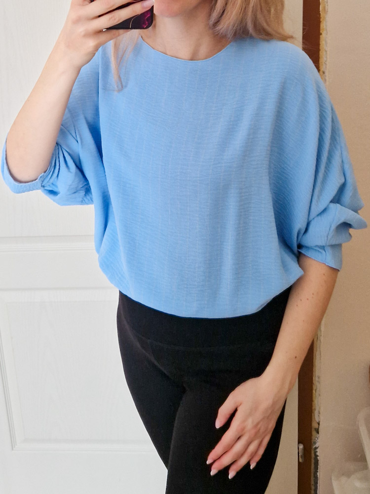 Nikolett kereknyakú világoskék csíkos felső könnyed, lenge anyagból – XXL méretig