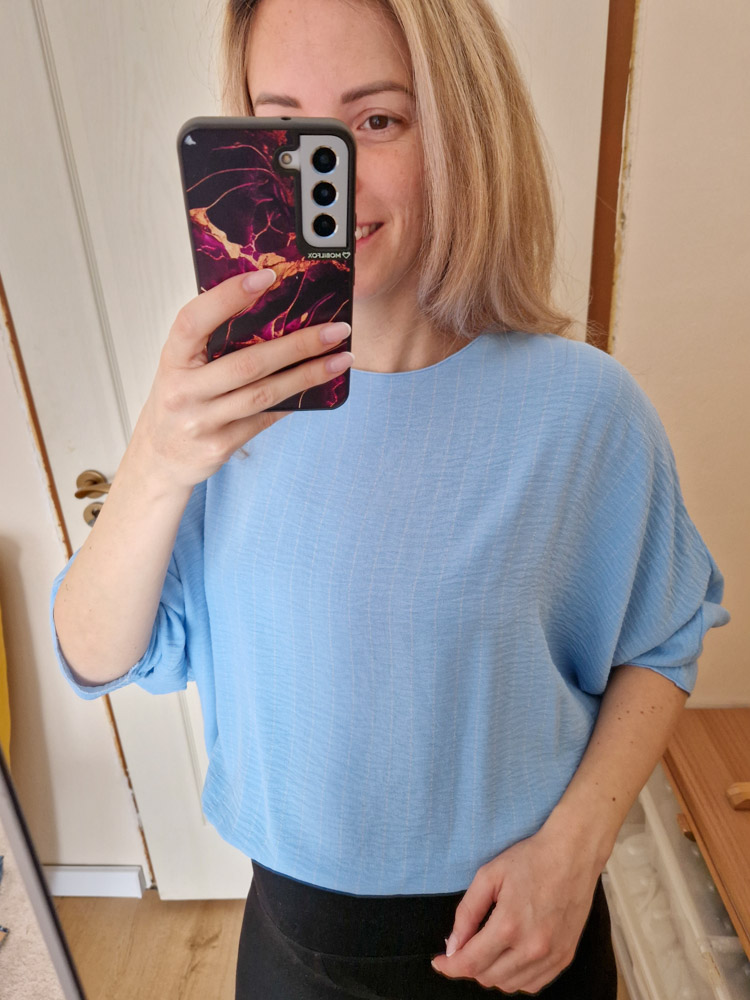 nikolett-kereknyaku-vilagoskek-csikos-felso-konnyed-lenge-anyagbol-13