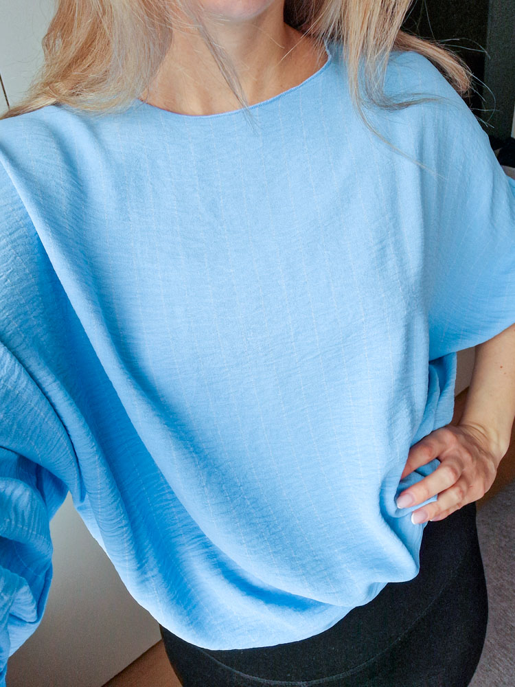 nikolett-kereknyaku-vilagoskek-csikos-felso-konnyed-lenge-anyagbol-8