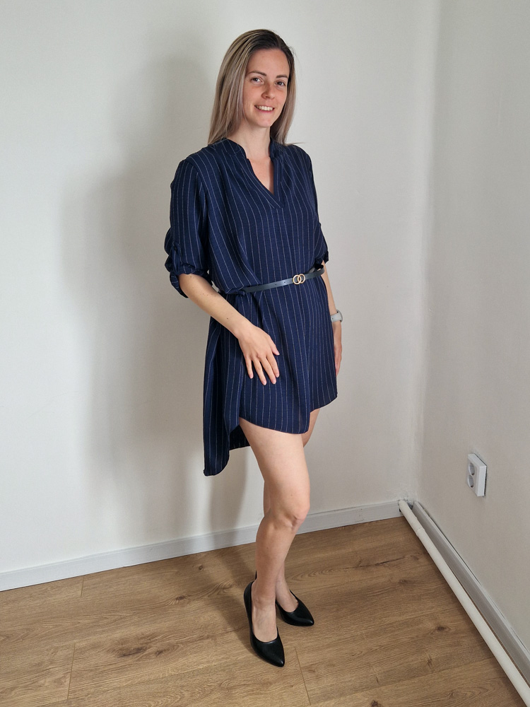 Nikolett sötétkék csíkos ingruha övvel