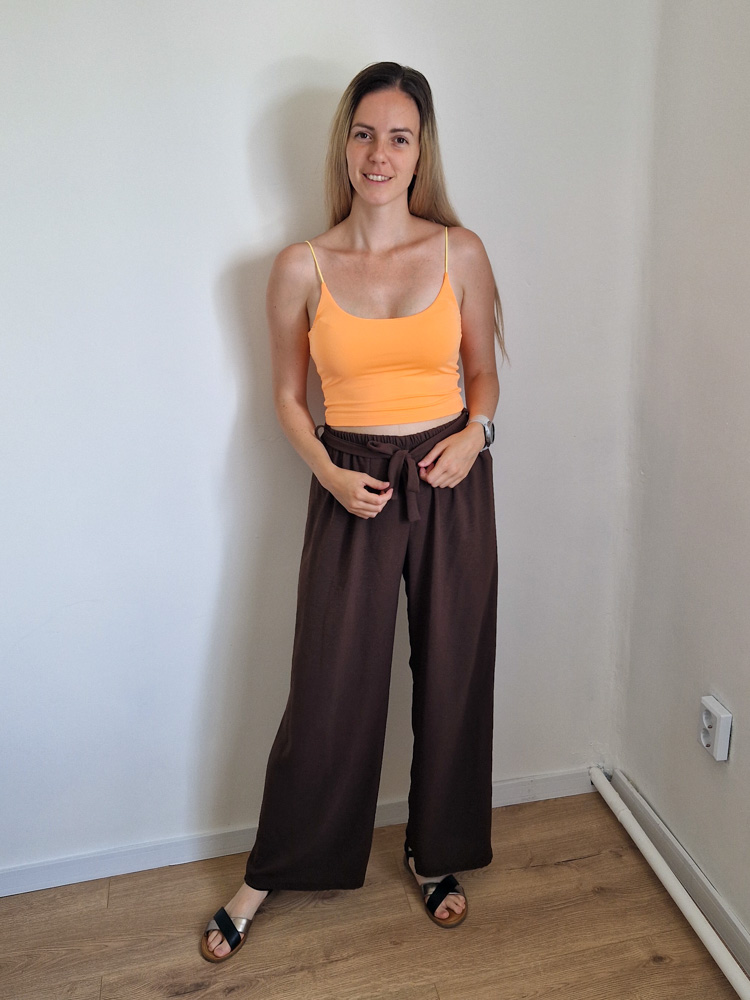Regina kereknyakú spagettipántos basic neon narancs crop top