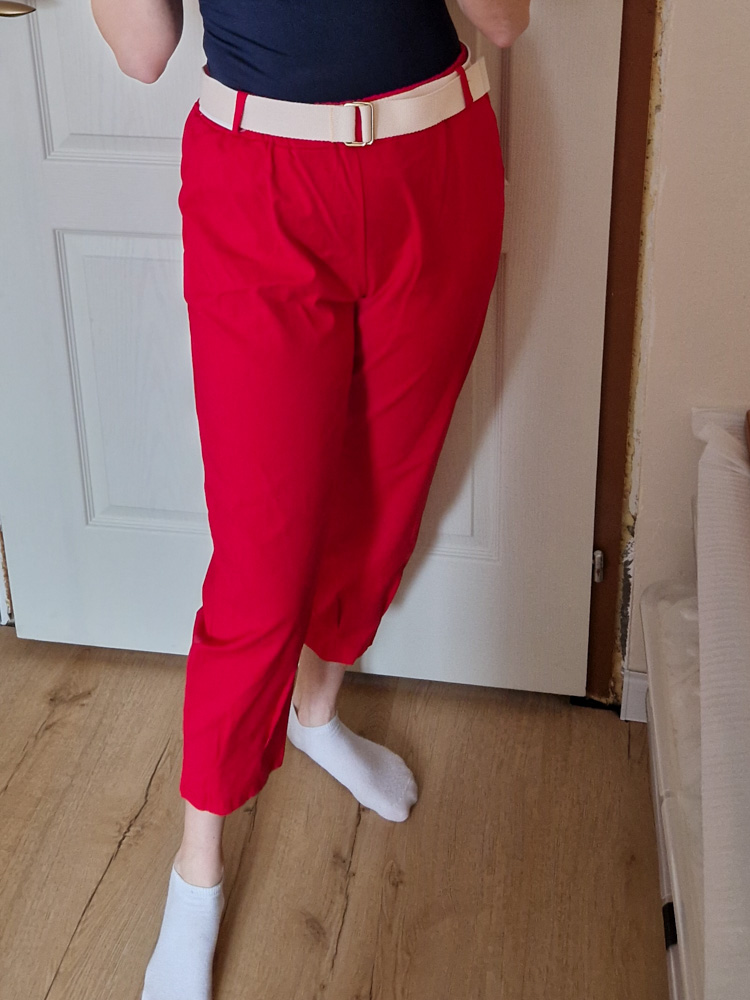 Anita piros magas derekú női nadrág ajándék övvel – elegáns, kényelmes fazon XL méretig