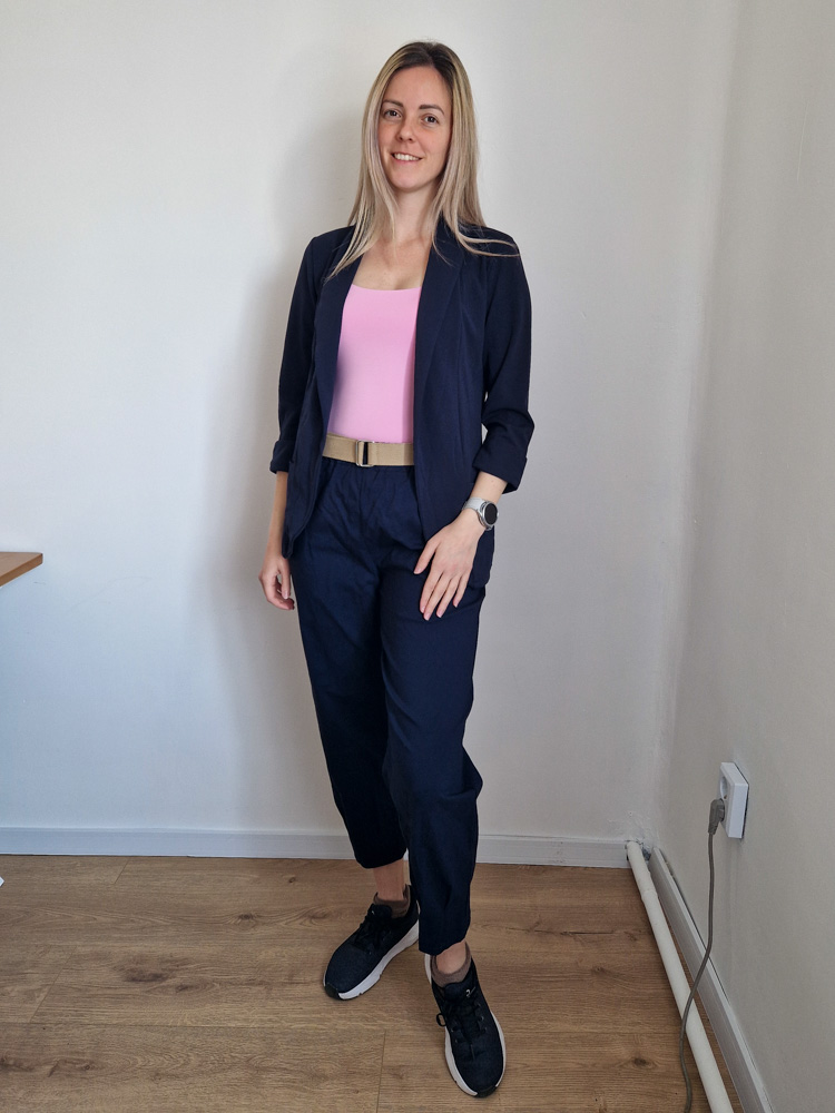 Anita sötétkék mom fazonú női nadrág ajándék övvel – elegáns, kényelmes fazon XL méretig