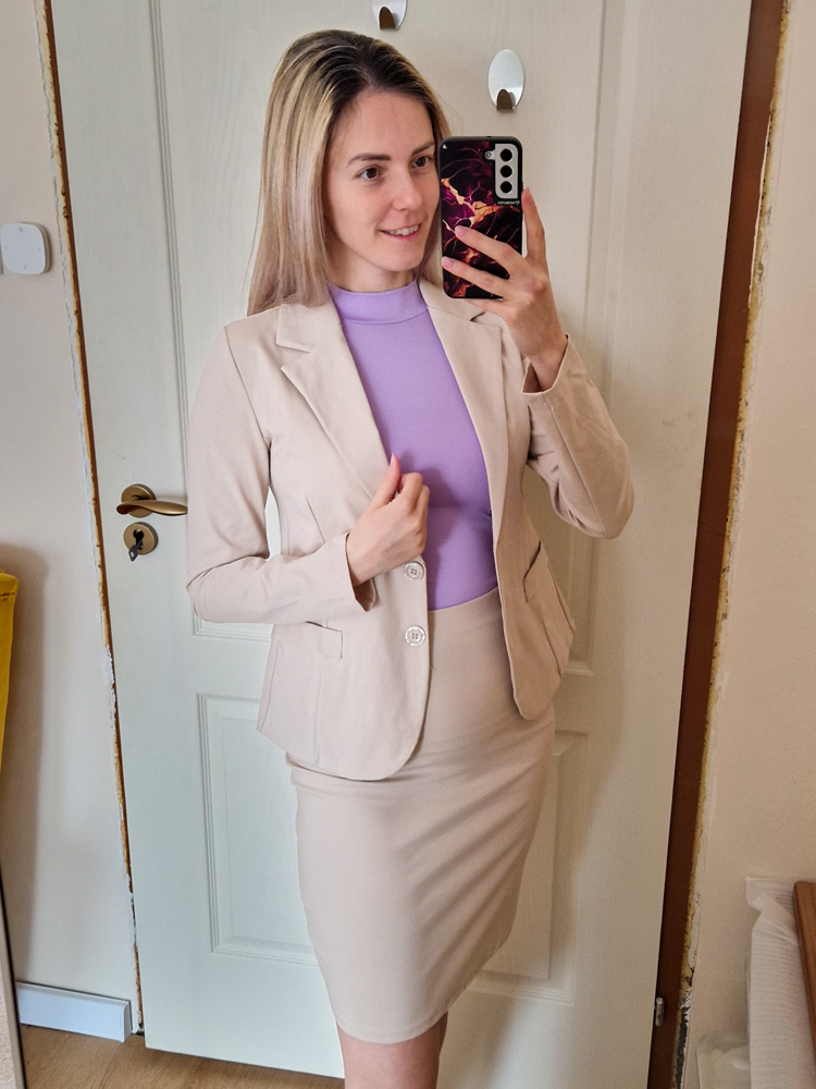 Naomi normál hosszúságú karcsúsított elegáns bézs blézer