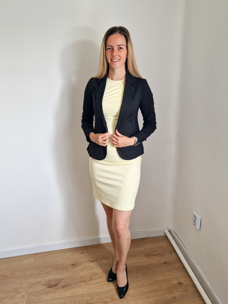 Naomi normál hosszúságú karcsúsított elegáns fekete blézer
