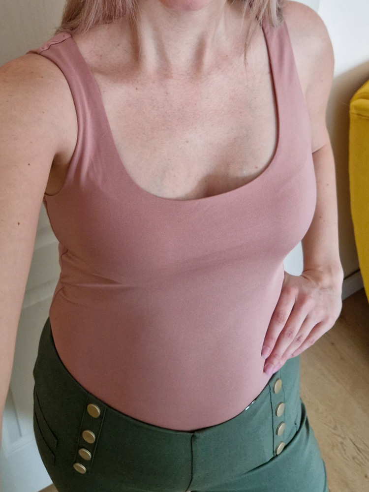 nola-karamell-kerek-nyaku-ujjatlan-basic-felso-10