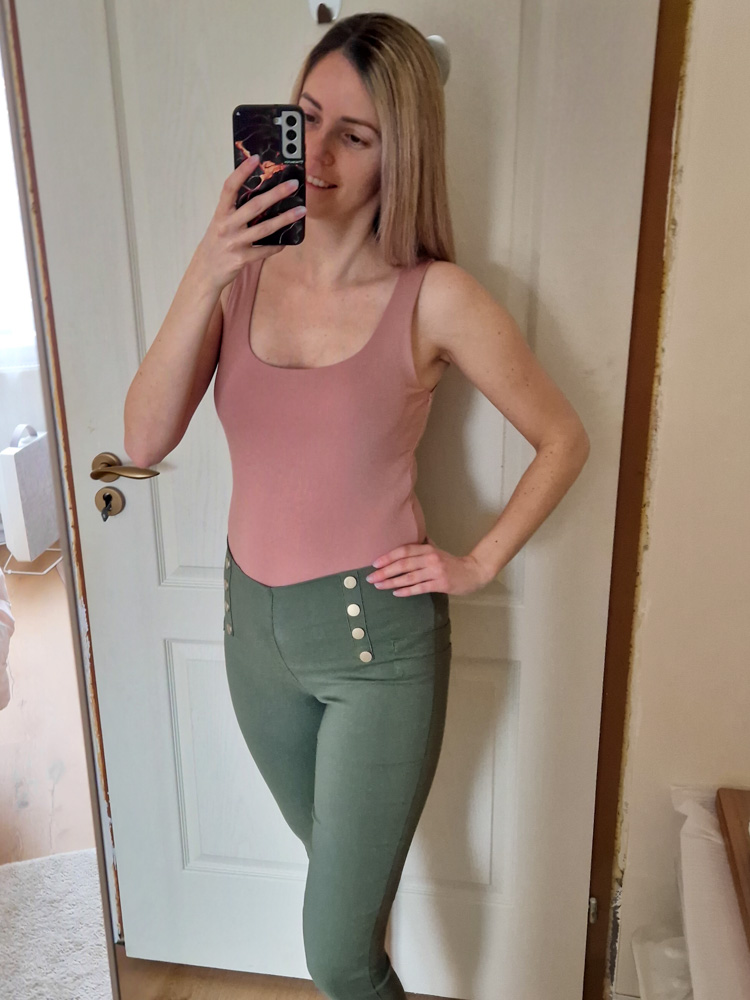 nola-karamell-kerek-nyaku-ujjatlan-basic-felso-11