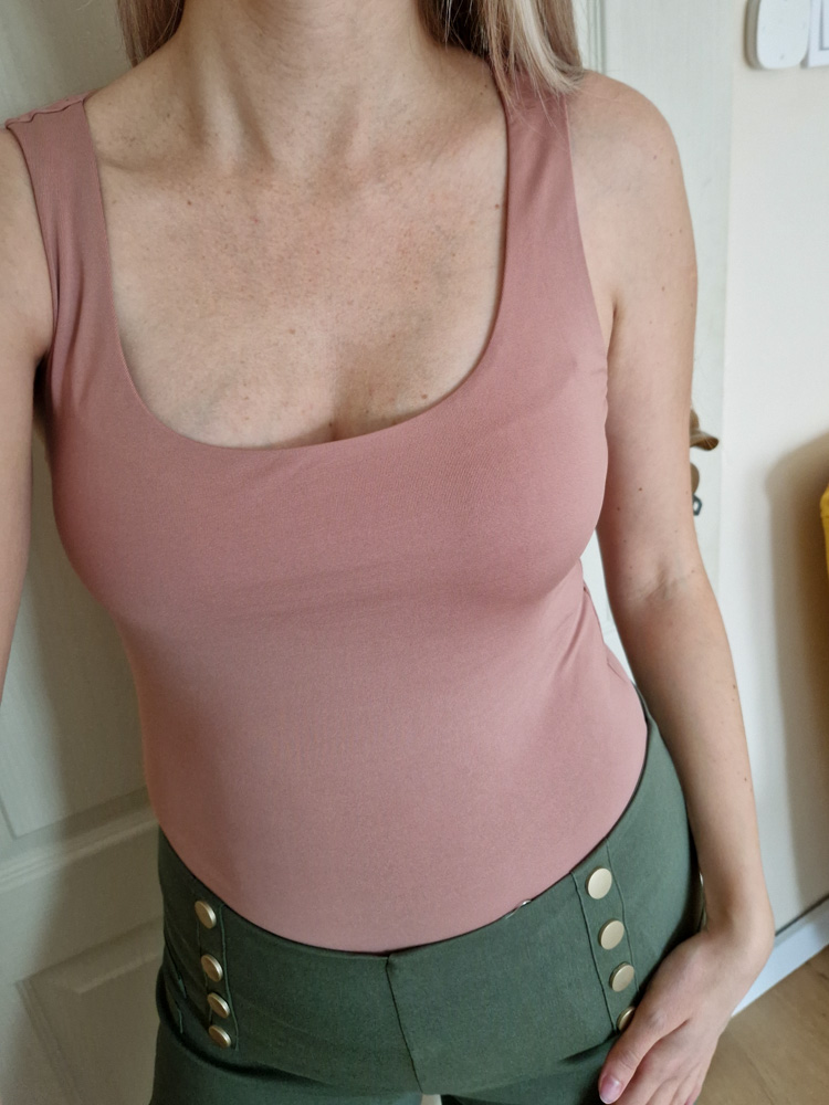 nola-karamell-kerek-nyaku-ujjatlan-basic-felso-9