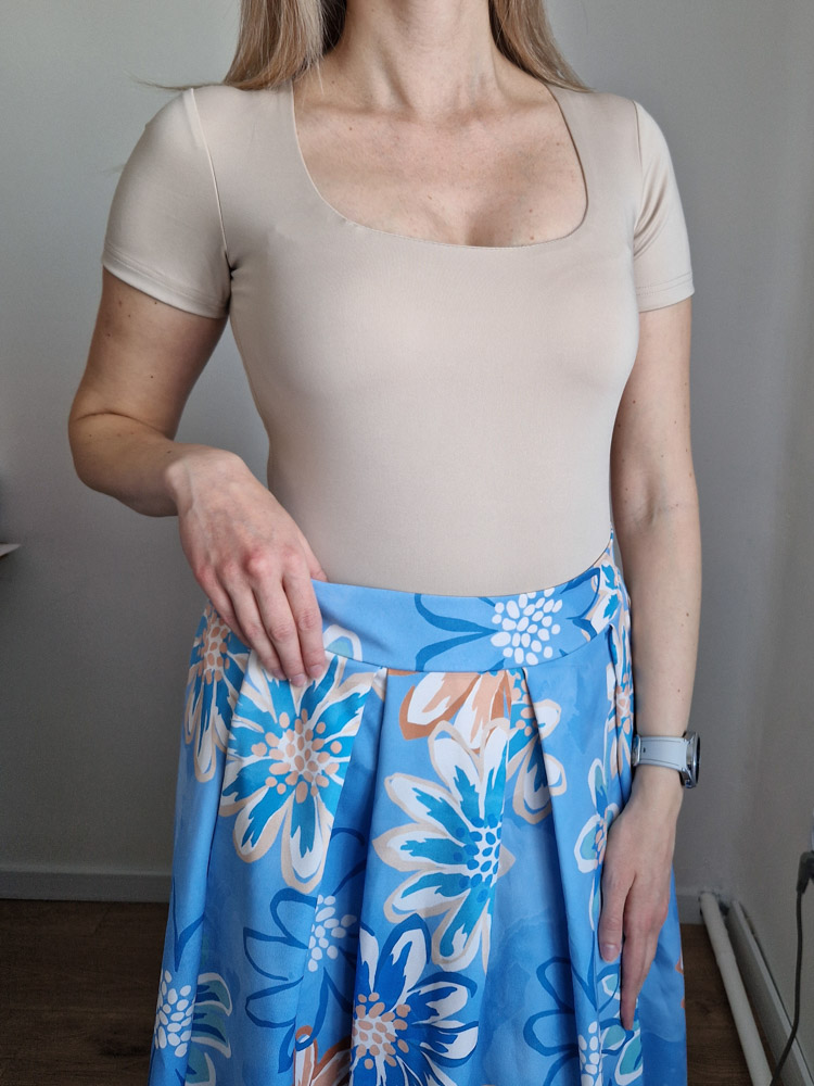 Rebeka bézs push-up hatású kerek nyakú dekoltált rövidujjú body – már csak S méretben