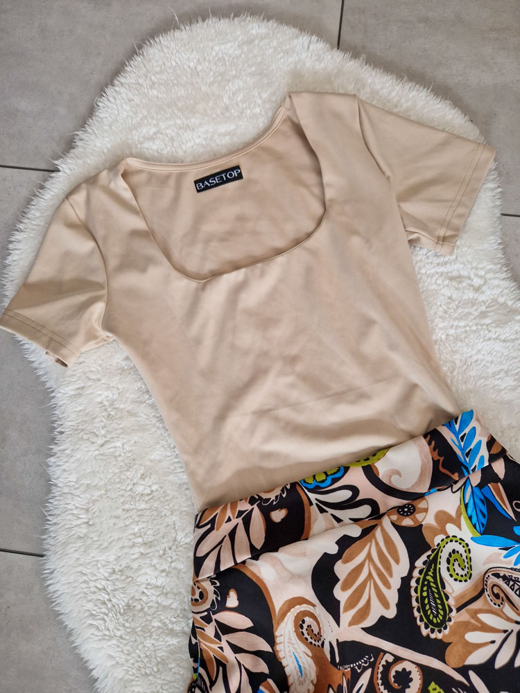 Rebeka bézs push-up hatású kerek nyakú dekoltált rövidujjú body – már csak S méretben