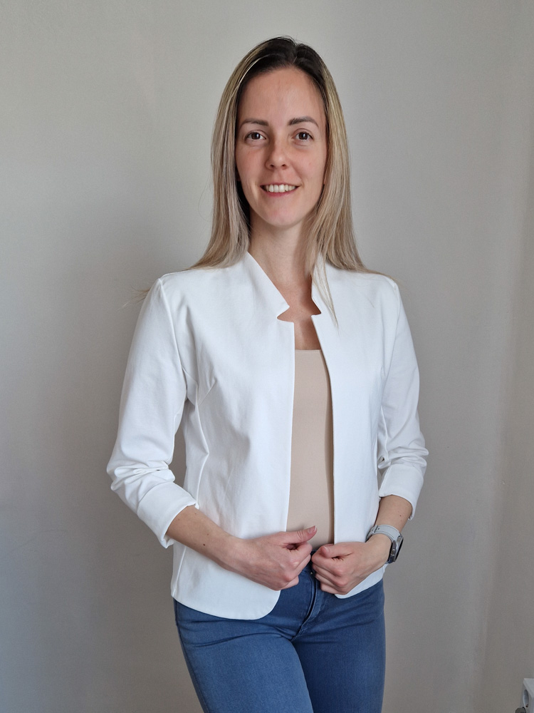 Camilla fehér elegáns blézer – karcsúsító fazonnal