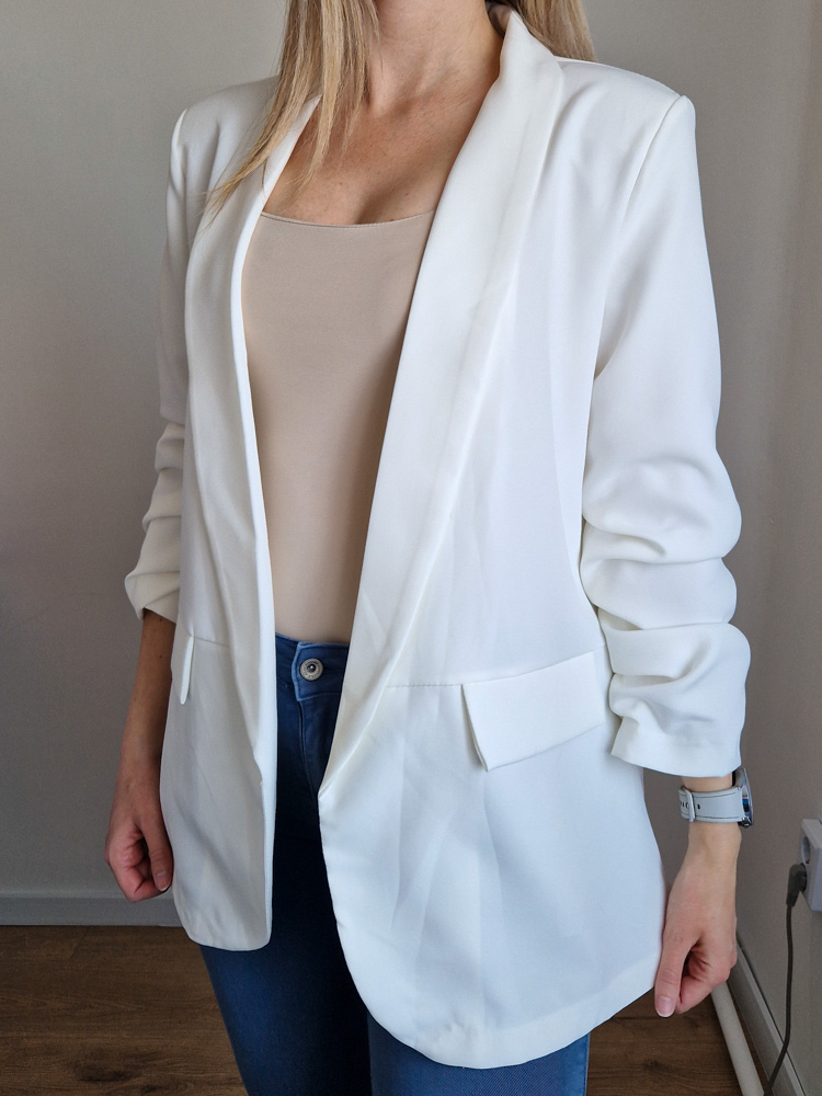 dorka-feher-noi-blezer-elegans-gomb-nelkuli-letisztult-blezer-2