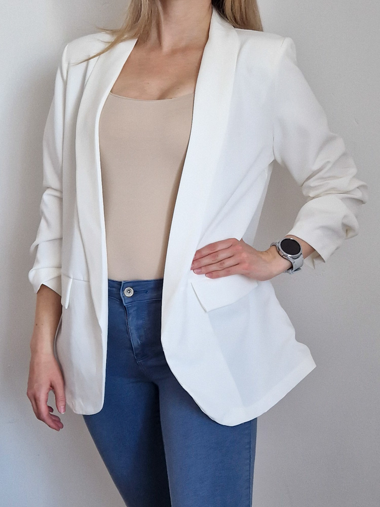 dorka-feher-noi-blezer-elegans-gomb-nelkuli-letisztult-blezer-5