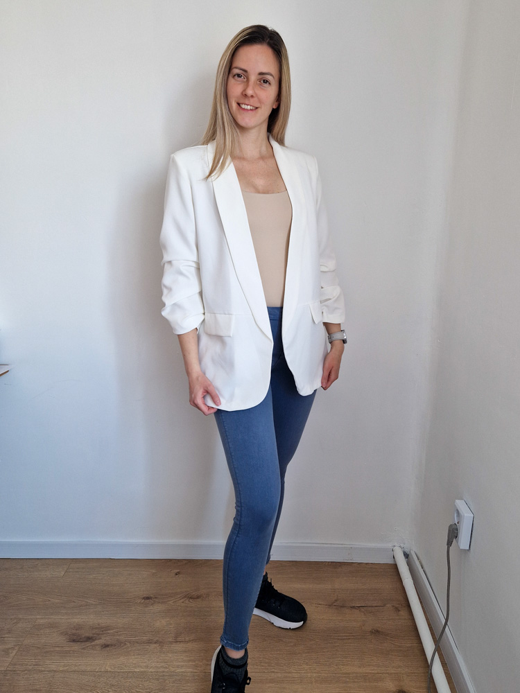 dorka-feher-noi-blezer-elegans-gomb-nelkuli-letisztult-blezer-6