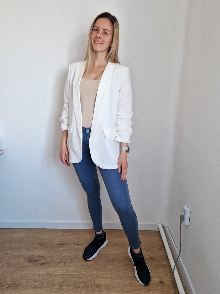 dorka-feher-noi-blezer-elegans-gomb-nelkuli-letisztult-blezer-7