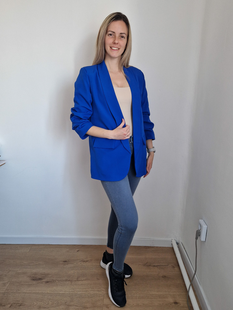 dorka-kiralykek-noi-blezer-elegans-gomb-nelkuli-letisztult-blezer-2