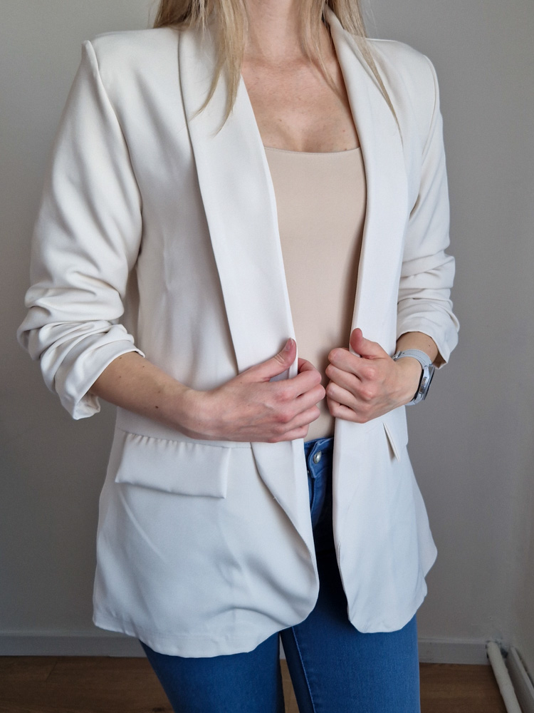 Dorka krémszínű női blézer – elegáns, gomb nélküli letisztult blézer