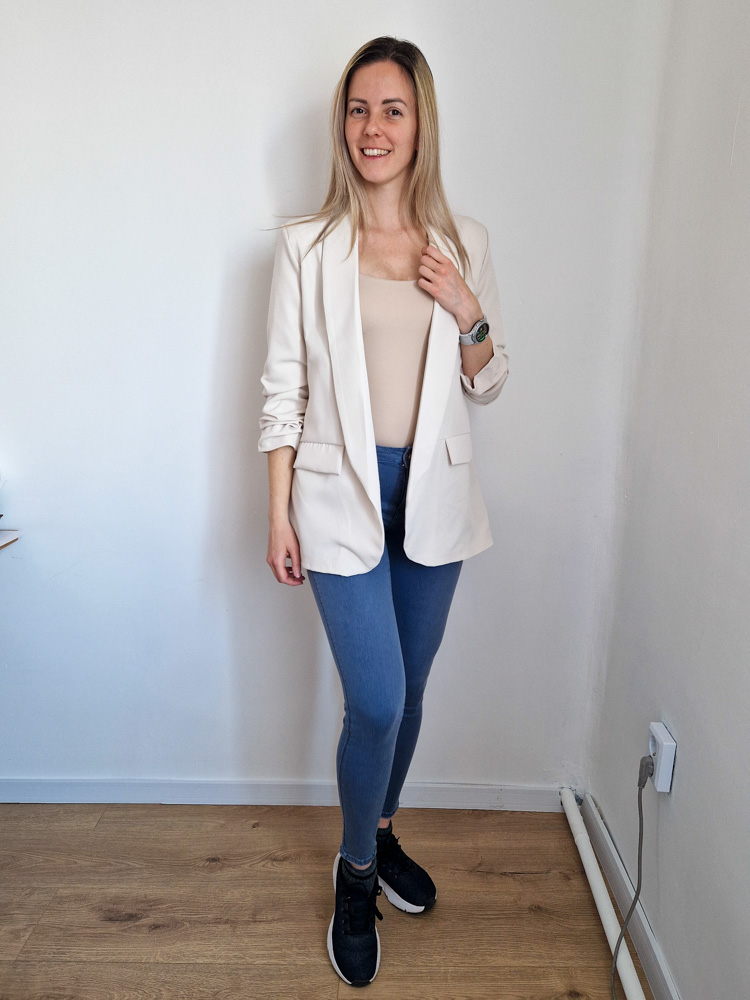 Dorka krémszínű női blézer – elegáns, gomb nélküli letisztult blézer