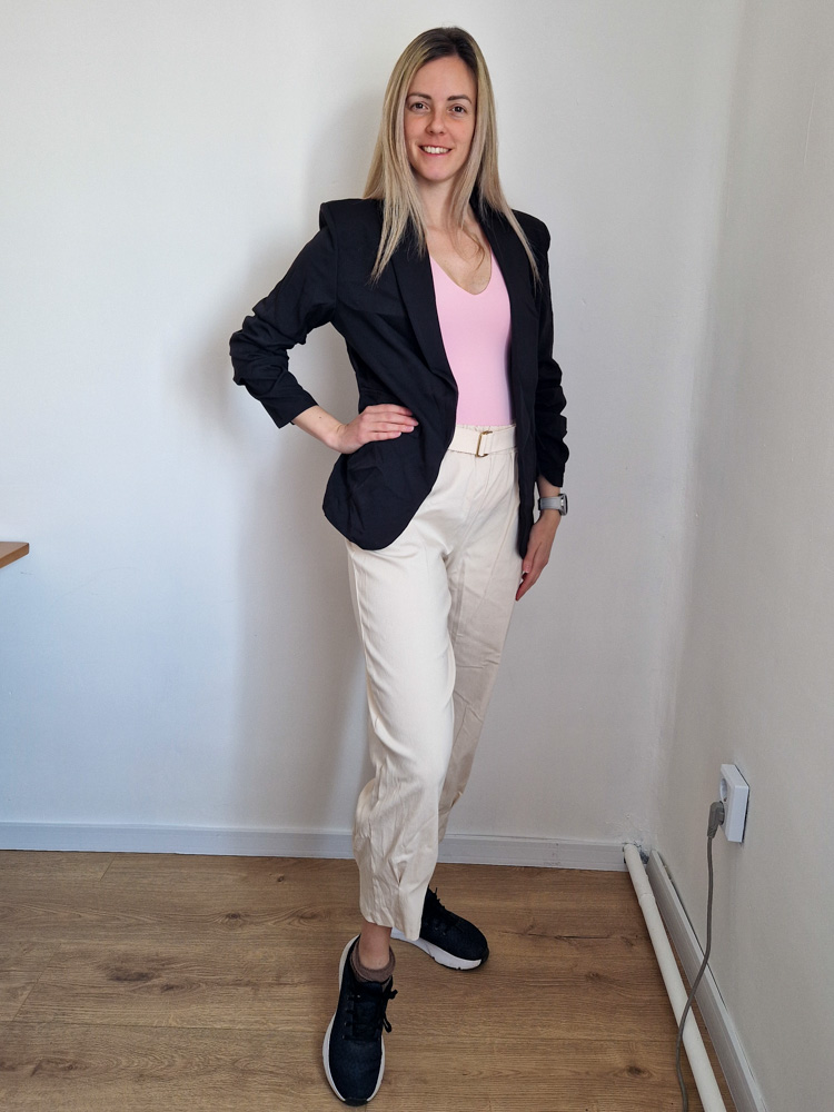 Emese fekete oversize női blézer válltöméssel – letisztult, minimál elegancia (egyméretes L-ig)