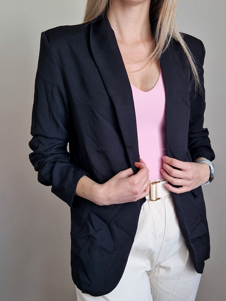 Emese fekete oversize női blézer válltöméssel – letisztult, minimál elegancia (egyméretes L-ig)