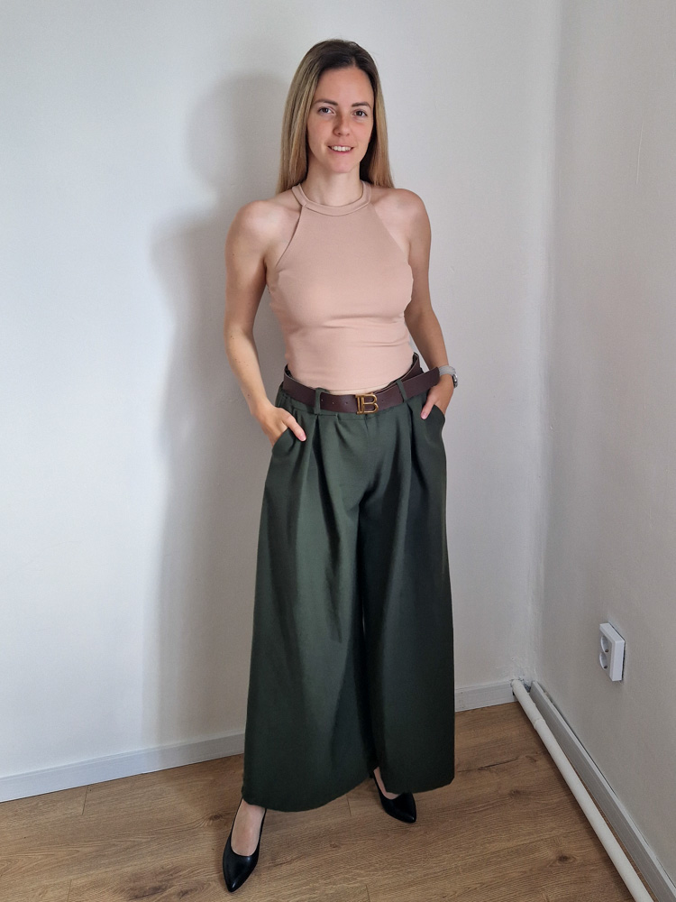 Kate halter nyakú nude crop top bordázott anyagból – XS-M méret
