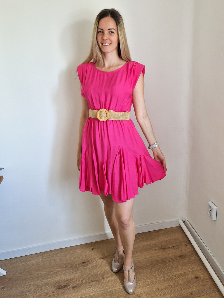 Nóra pink nőies fodros vászonruha – derekán megköthető övvel