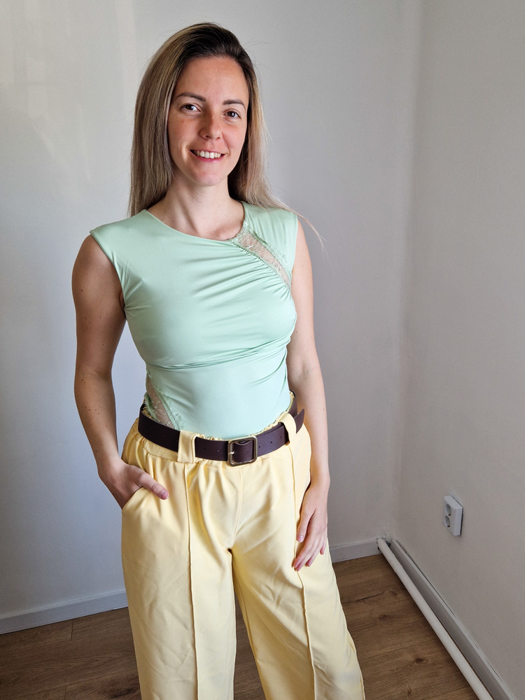 Bella pasztellzöld elegáns csipkés női felső – XS-L méret