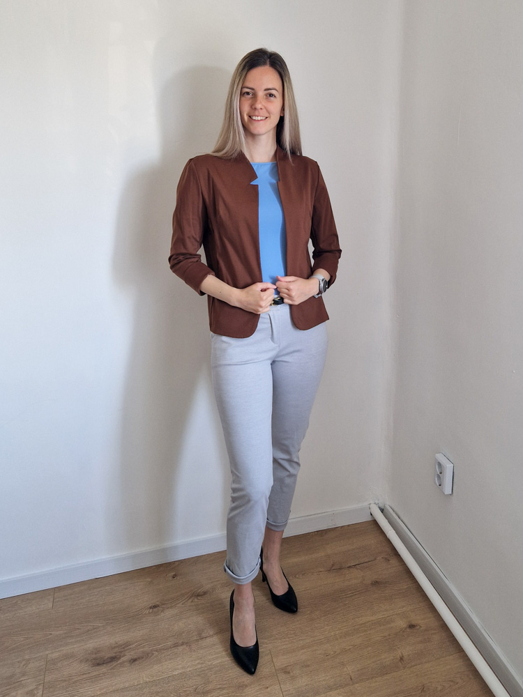 Camilla barna elegáns blézer – karcsúsító fazonnal