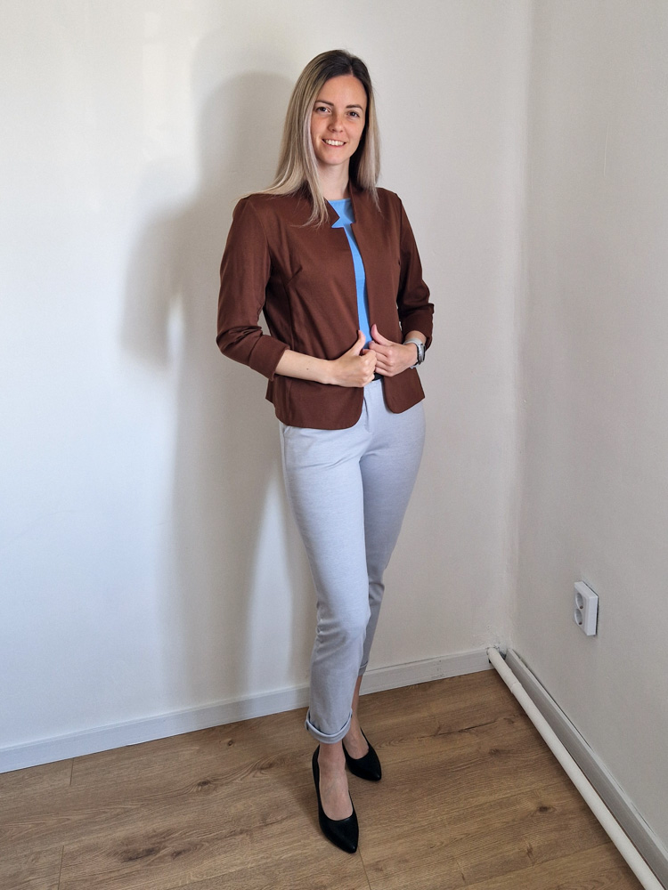 Camilla barna elegáns blézer – karcsúsító fazonnal