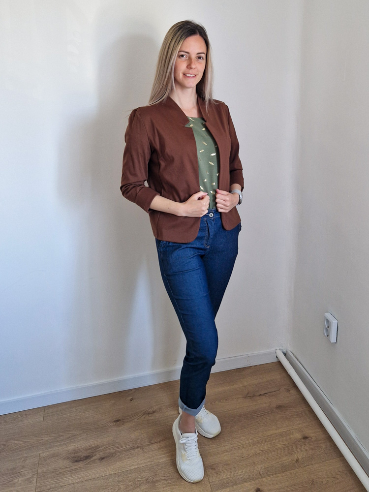Camilla barna elegáns blézer – karcsúsító fazonnal