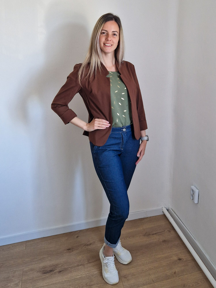 Camilla barna elegáns blézer – karcsúsító fazonnal