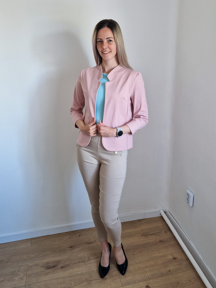 Camilla púder elegáns blézer – karcsúsító fazonnal