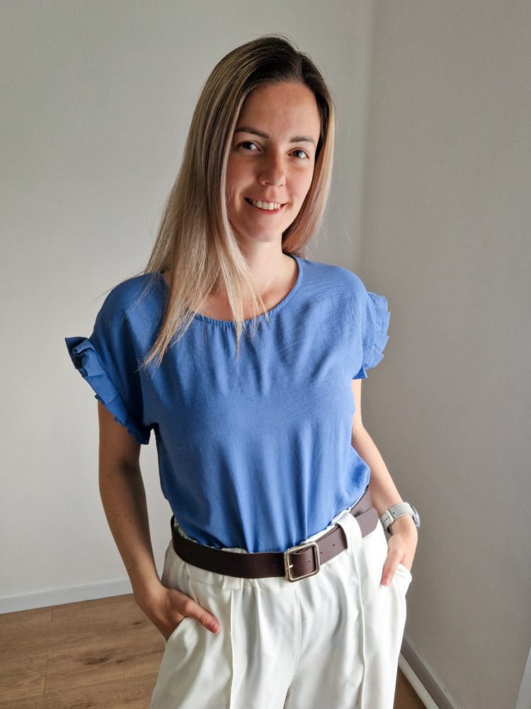 Dóra farmerkék fodros felső XL méretig