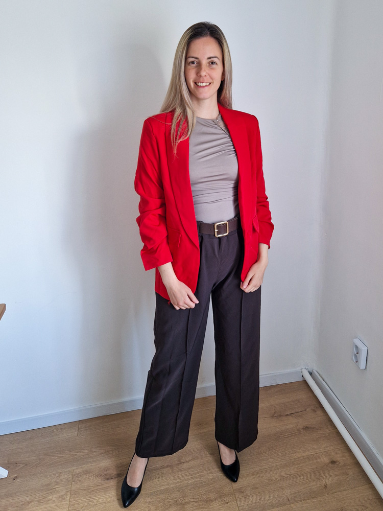 Emese piros oversize női blézer válltöméssel – magabiztos, feltűnő, modern szabás (egyméretes L-ig)