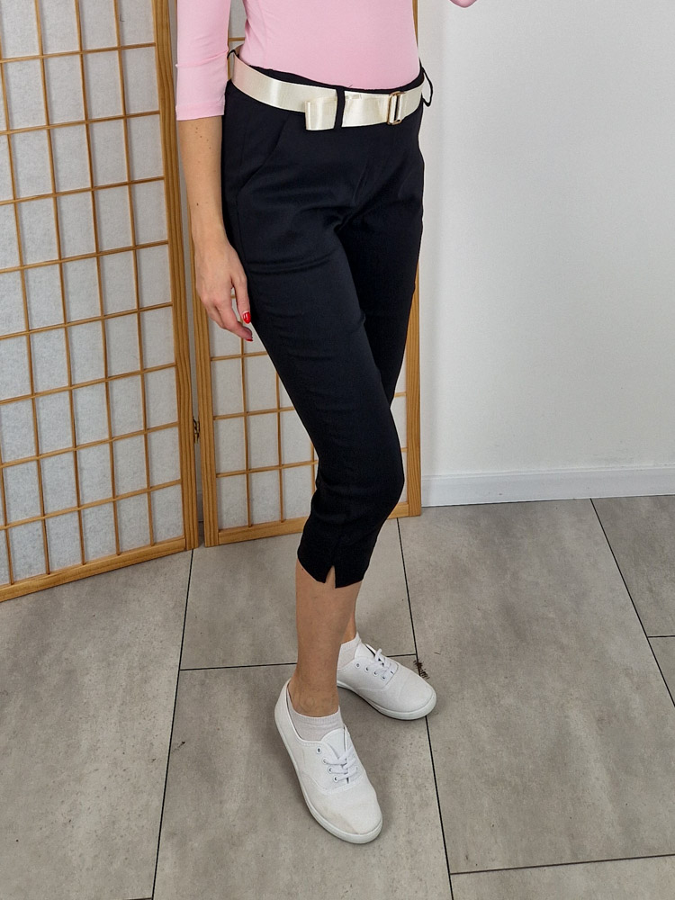 Hilda fekete háromnegyedes szárú nadrág ajándék övvel