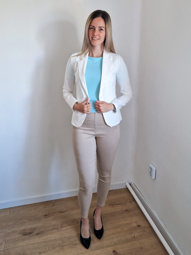 Naomi normál hosszúságú karcsúsított elegáns krémfehér blézer