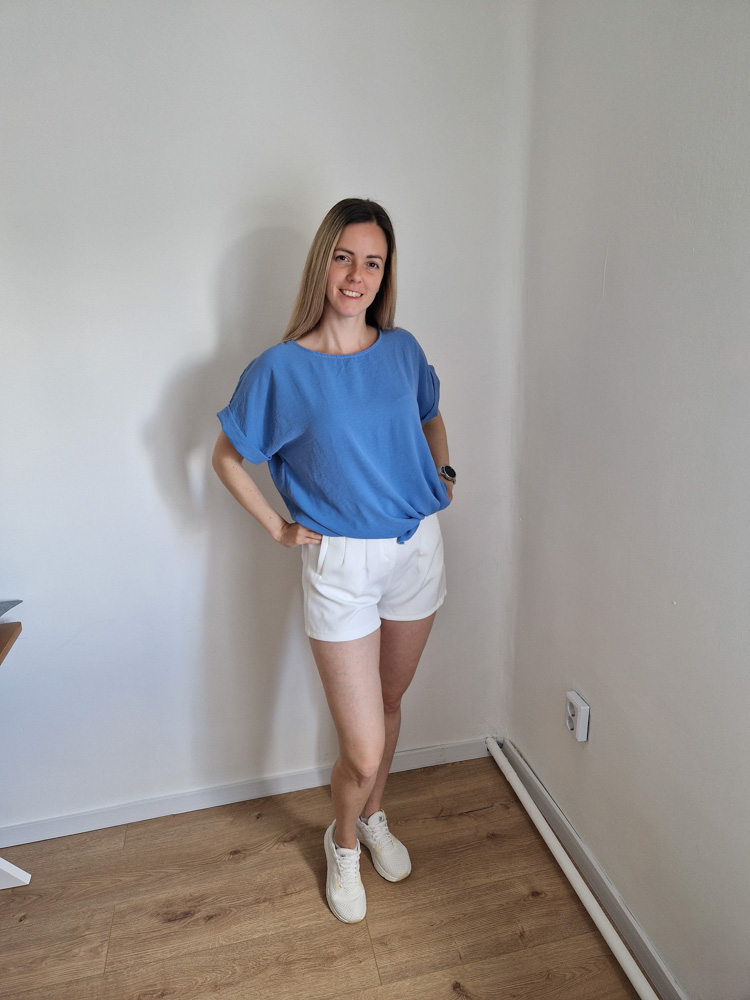 kati-farmerkek-oversize-megkotos-felso-ejtett-vallakkal-4