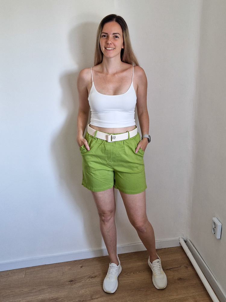 Regina kereknyakú spagettipántos basic törtfehér crop top