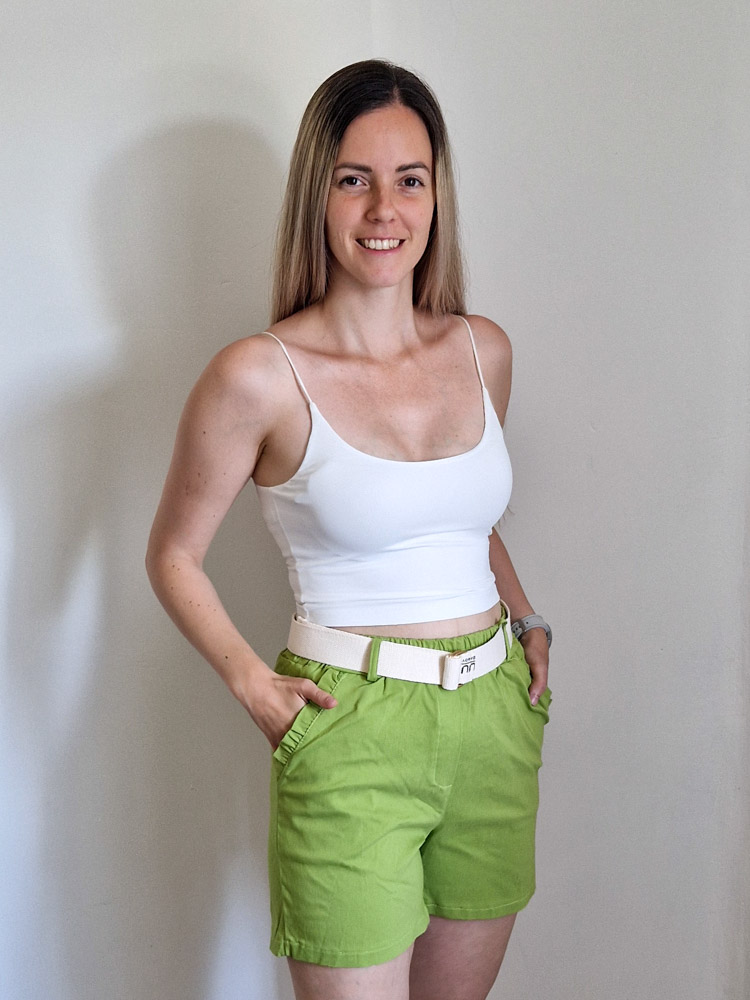 Regina kereknyakú spagettipántos basic törtfehér crop top
