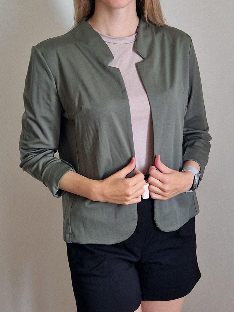 Camilla khaki elegáns blézer puha anyagból – karcsúsító fazonnal
