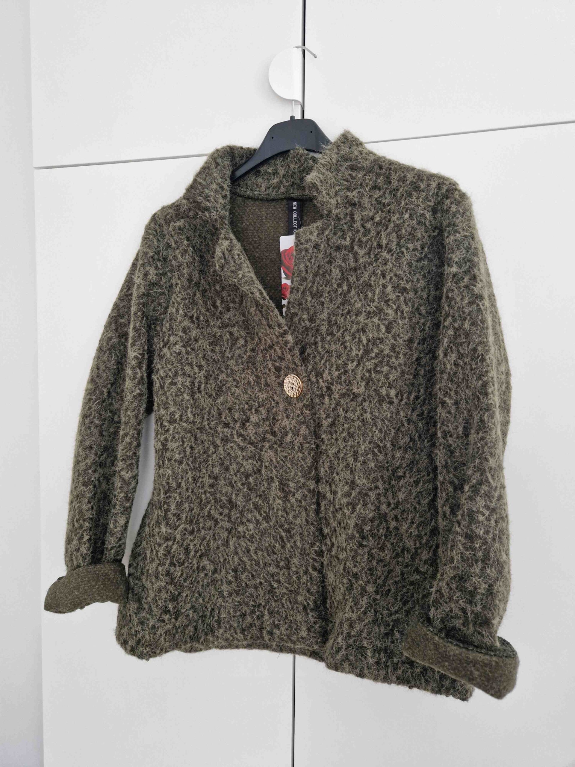 mokka-khaki-bukle-hatasu-noi-oszi-kabatka-arany-gombbal-02